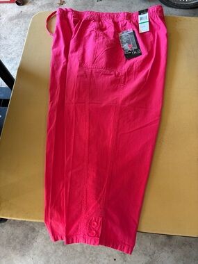 Hot Pink Elastic Waist Capri’s with Button Hem